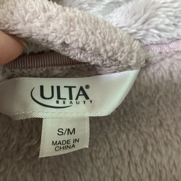 Ulta Robe - Picture 2 of 2